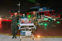 Trực thăng cấp cứu xuyên đêm, "xé bão" đưa người bệnh về đất liền