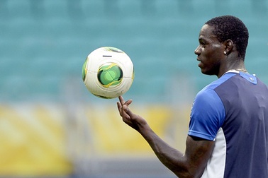 Chấn thương nặng, Balotelli ngậm ngùi chia tay Confed Cup 
