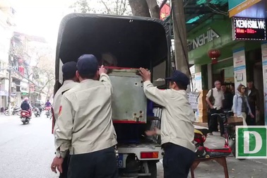 Lực lượng chức năng cẩu ô tô đỗ sai quy định, giải phóng vỉa hè cho người đi bộ