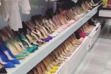 Cô làm người xem “choáng” vì tủ giày hết cả chỗ để, có nhiều đôi phải xếp chồng lên nhau.