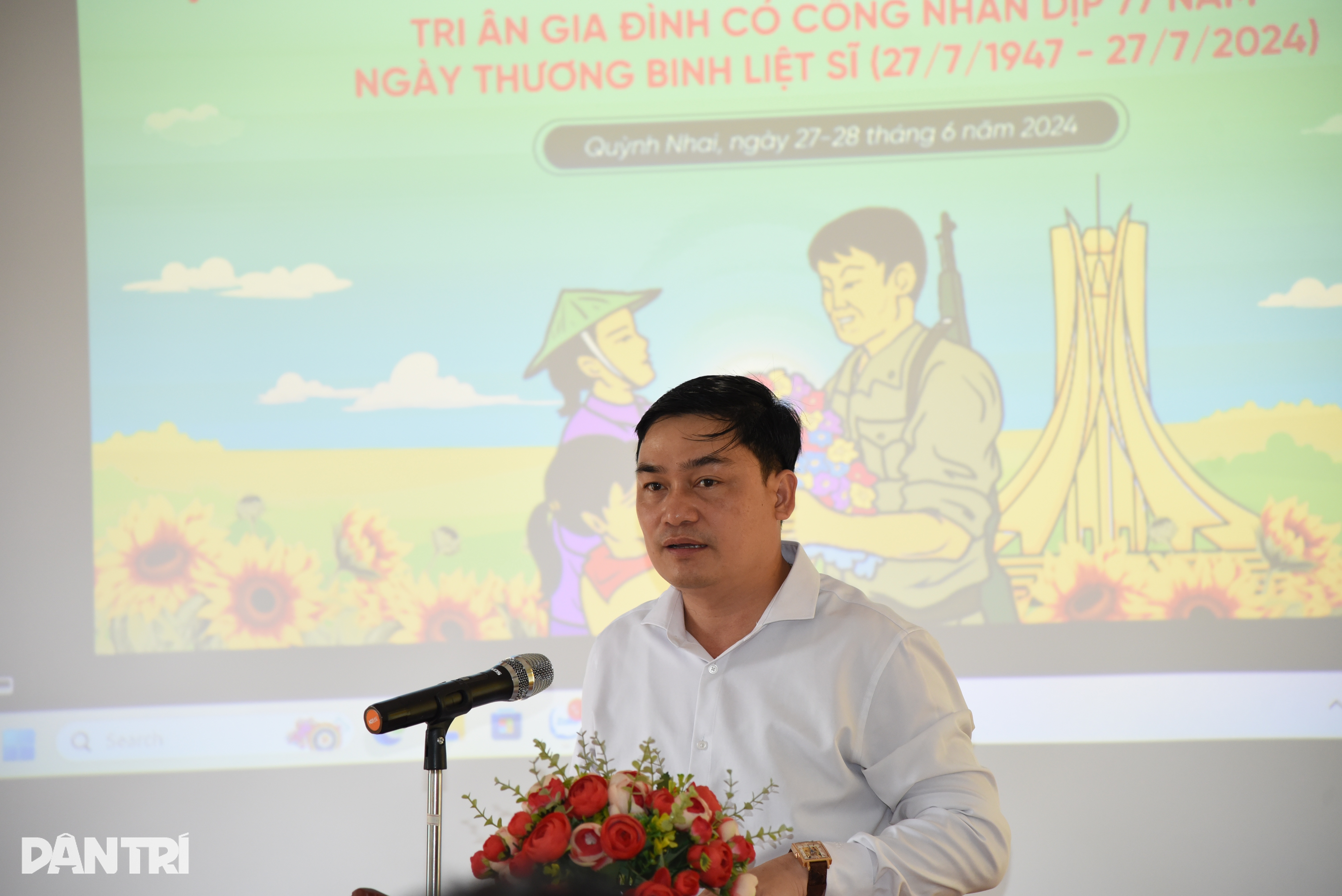 បរិច្ចាក ៥០លានដុង ដល់គ្រួសារសប្បុរជនធម្មតានៅ Son La - ៤ Trao tặng 50 triệu đồng tới gia đình có công tiêu biểu tại Sơn La - 4