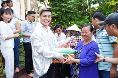 Bảo Lâm về quê Thanh Hải trao quà Tết cho người nghèo