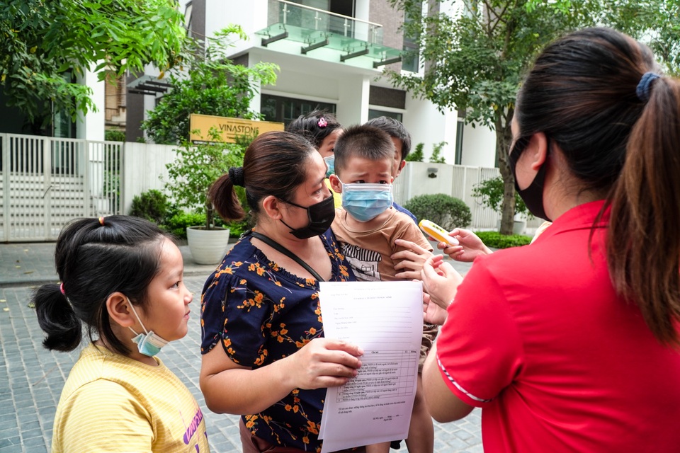 Ngày đầu đi học trở lại: Phụ huynh vui mừng, trẻ phấn khởi - 3 Ngày đầu đi học trở lại: Phụ huynh vui mừng, trẻ phấn khởi - 3