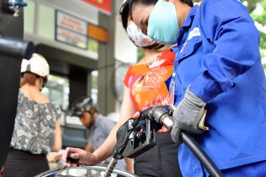 Giá xăng thế giới xuống mức thấp nhất 4 tháng qua