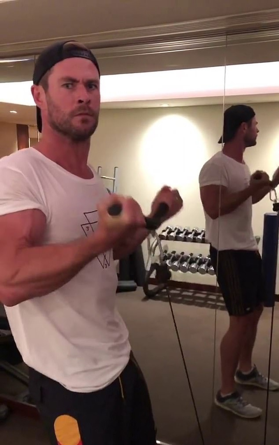 “Nam thần cơ bắp” Chris Hemsworth hứa hẹn sẽ còn “vâm” hơn nữa - 4 “Nam thần cơ bắp” Chris Hemsworth hứa hẹn sẽ còn “vâm” hơn nữa - 4