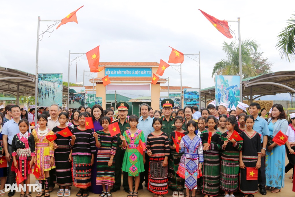 Bộ trưởng Bộ Giáo dục và Đào tạo thăm, tặng quà học sinh vùng cao Đắk Nông - 4 Bộ trưởng Bộ Giáo dục và Đào tạo thăm, tặng quà học sinh vùng cao Đắk Nông - 4