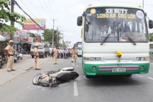 Người đàn ông kêu la đau đớn khi bị xe buýt cán nát chân