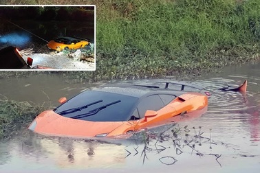 “Siêu bò” Lamborghini 200.000 USD mất lái, lao xuống kênh tắm bùn