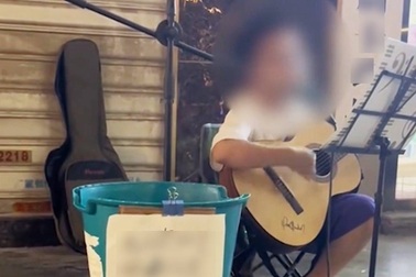 Để con nhỏ ngồi lề đường hát rong kiếm tiền, cha mẹ được khen ngợi hết lời