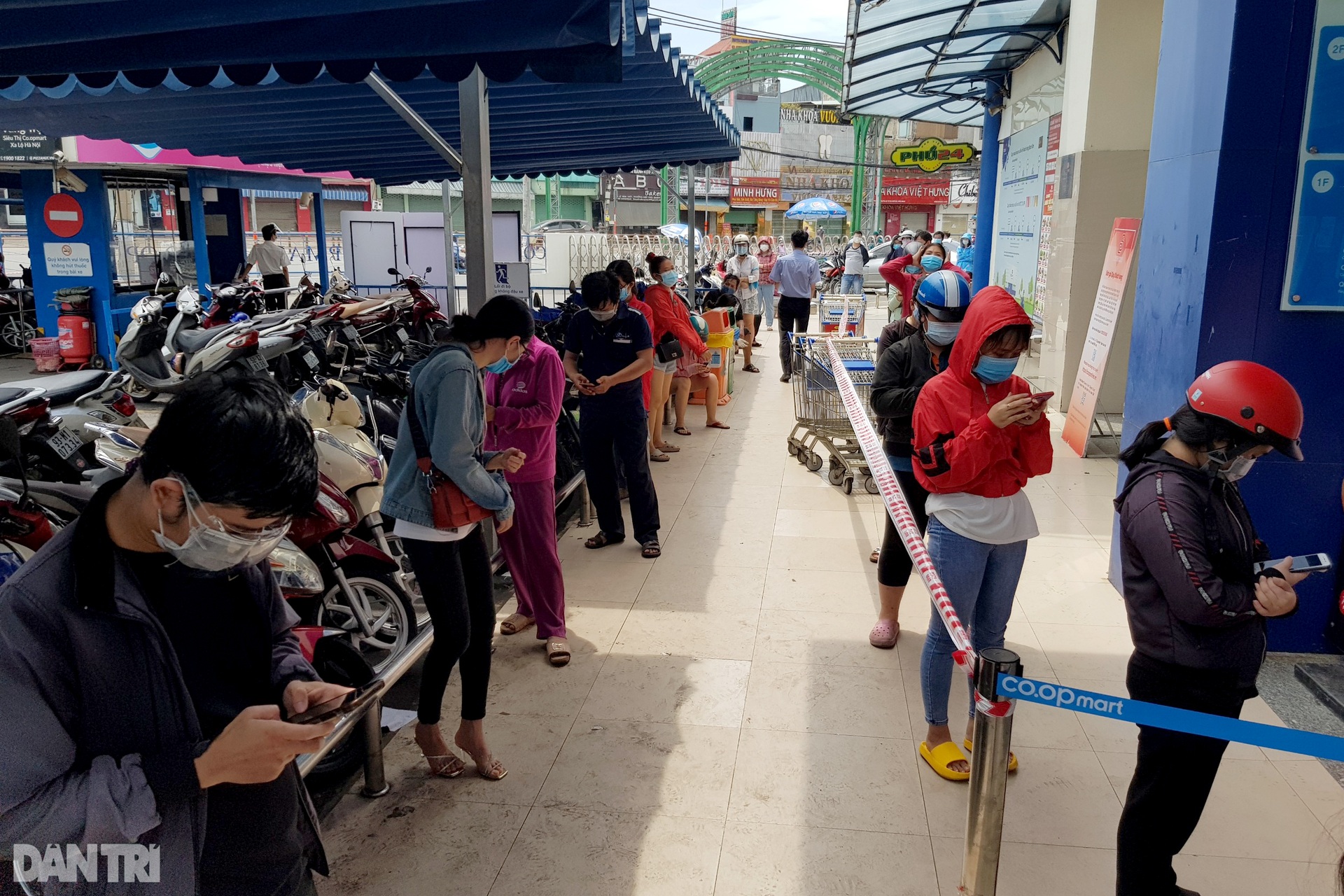 Dân Sài Gòn ùn ùn đi mua thực phẩm và thuốc men, nhiều siêu thị đã quá tải - 3