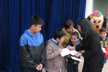 Trao quà Tết đến hàng trăm học sinh nghèo hiếu học