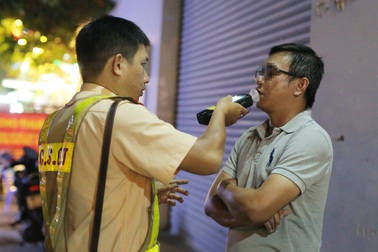 Người đàn ông ở TPHCM bị tước bằng lái xe 7 tháng sau khi uống 4 lon bia