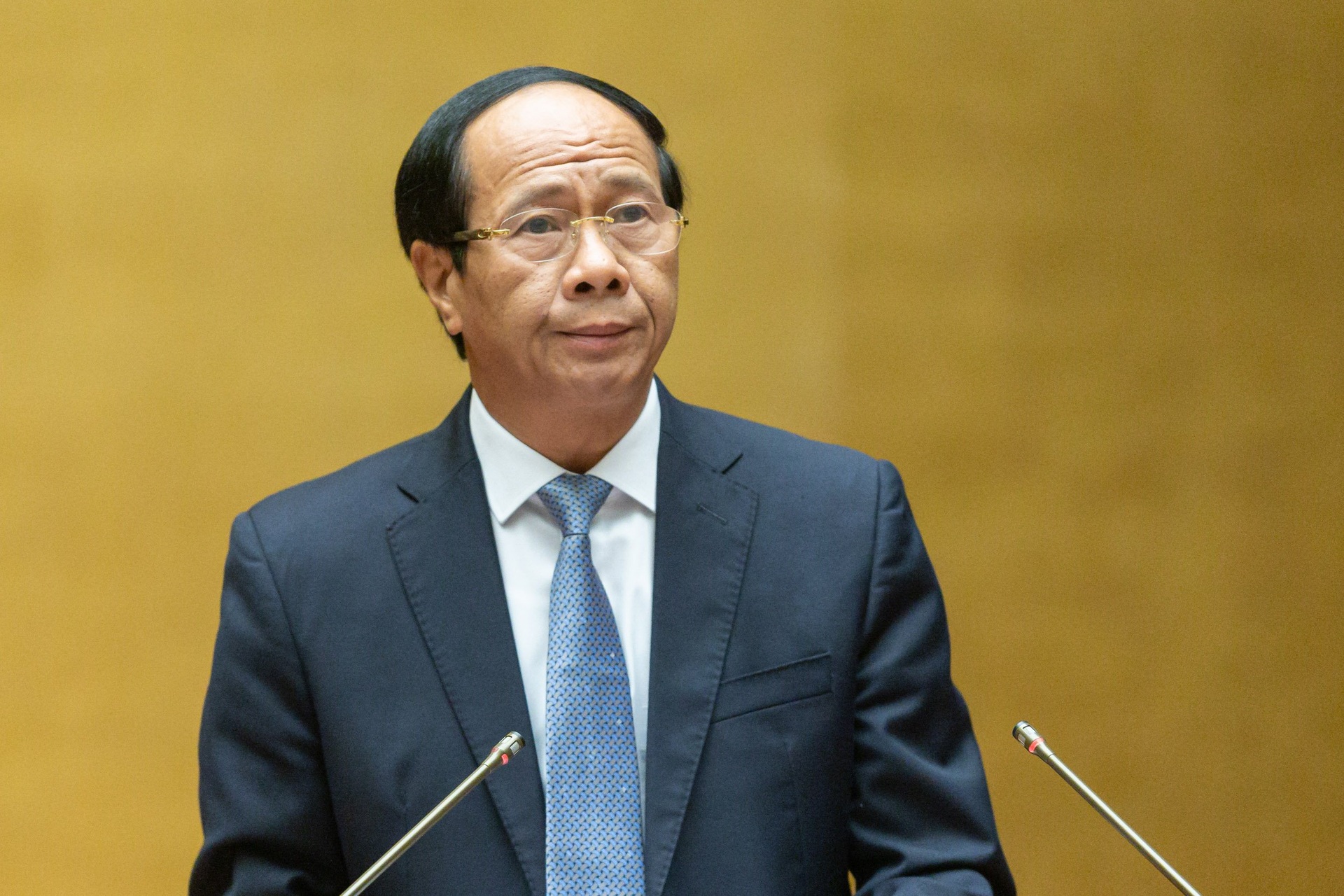 Hình ảnh Phó Thủ tướng dầm mưa trong rốn lũ và dãi nắng trên công trường - 1 Hình ảnh Phó Thủ tướng dầm mưa trong rốn lũ và dãi nắng trên công trường - 1