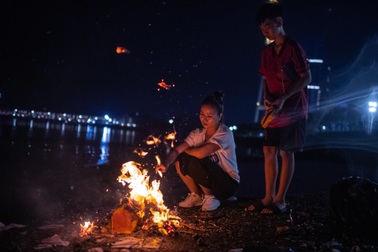 Người dân Hạ Long thắp hương bên biển, cầu nguyện cho các nạn nhân mất tích