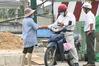 Kiếm tiền triệu nhờ dịch vụ... “bắc cầu” qua dải phân cách