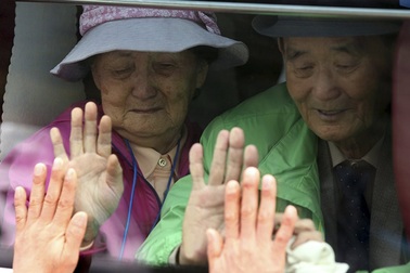 Cuộc đoàn tụ đẫm nước mắt ở biên giới liên Triều