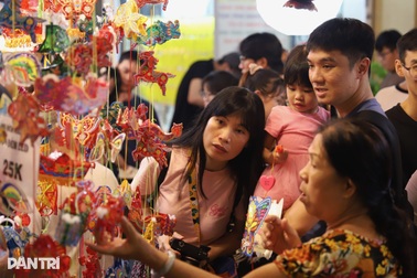 Phố lồng đèn lớn nhất TPHCM đông nghịt người trước thềm Trung thu