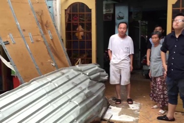 Giông lốc gây thiệt hại kinh hoàng ở vùng ven Sài Gòn