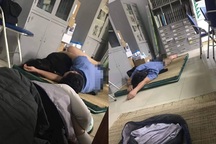 Tạm đình chỉ 15 ngày với bác sỹ bị tố "ôm nữ sinh viên ngủ trong ca trực"