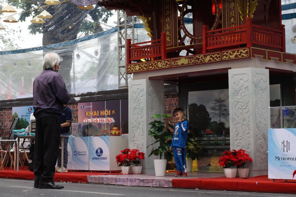 Cuối tuần, người dân đổ về phố đi bộ trải nghiệm tour ẩm thực Hà Nội - 12 Cuối tuần, người dân đổ về phố đi bộ trải nghiệm tour ẩm thực Hà Nội - 12