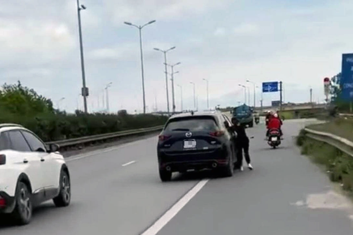 Người phụ nữ đu bám cửa xe Mazda CX-5, nghi đánh ghen - 1 Người phụ nữ đu bám cửa xe Mazda CX-5, nghi đánh ghen - 1