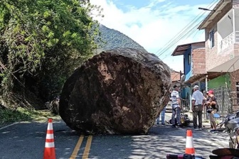 Tảng đá khổng lồ lao xuống đường nghiền nát xe máy, tài xế thoát chết