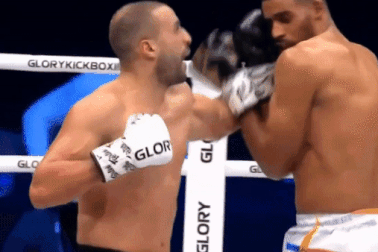 Bạn thân của C.Ronaldo bị hạ knock-out trong ngày tái xuất