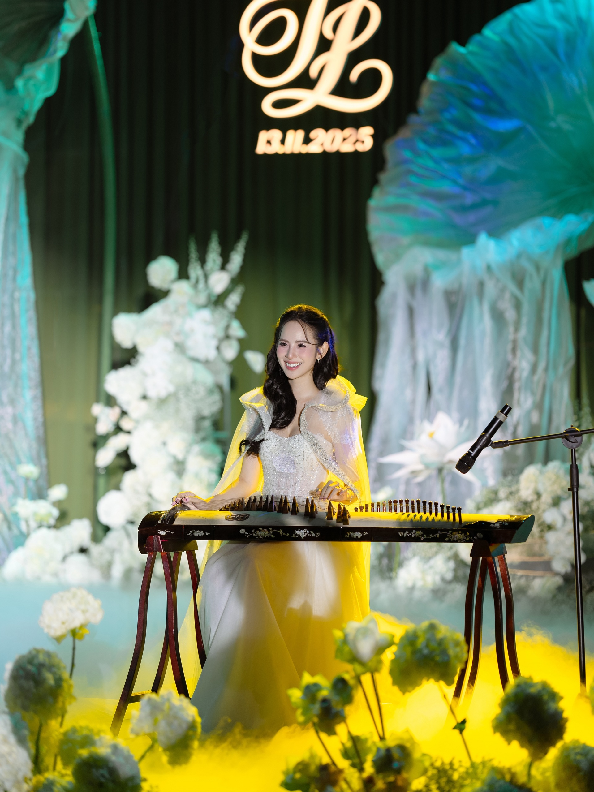 Hương Liên bật khóc bên chồng hơn 12 tuổi trong đám cưới hào môn xa hoa - 9 Hương Liên bật khóc bên chồng hơn 12 tuổi trong đám cưới hào môn xa hoa - 9