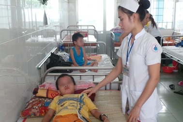 TPHCM: Mắc bệnh sởi nặng, nhiều trẻ nhập viện