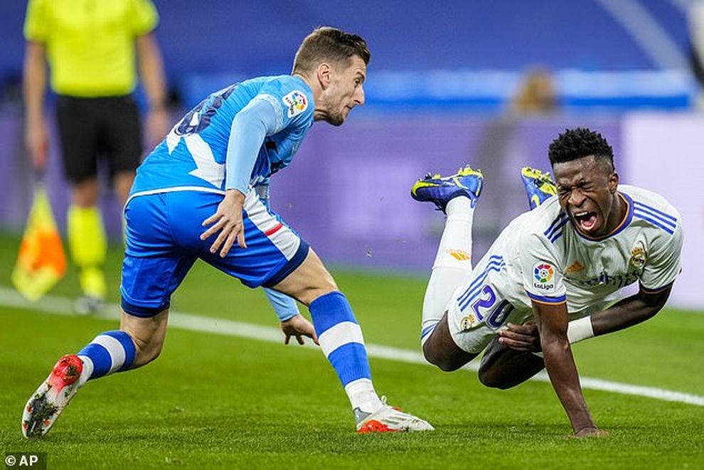 Barcelona bị cầm hòa không tưởng, Real Madrid lên ngôi đầu bảng - 11 Barcelona bị cầm hòa không tưởng, Real Madrid lên ngôi đầu bảng - 11