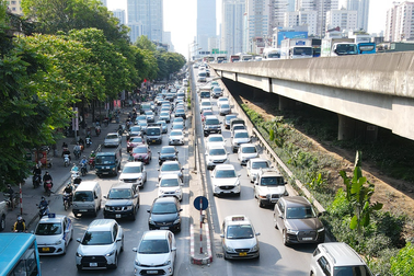 Người dân trở lại Hà Nội sau nghỉ lễ, các tuyến đường cửa ngõ ùn tắc cục bộ