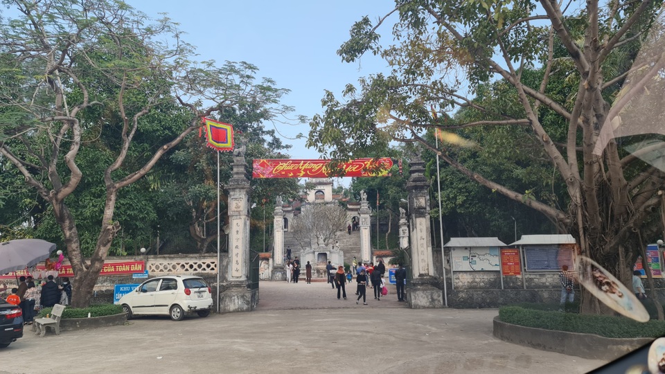 Vụ người phụ nữ thoát y trước đền Cuông: Công an chỉ đạo xử lý nghiêm - 2 Vụ người phụ nữ thoát y trước đền Cuông: Công an chỉ đạo xử lý nghiêm - 2
