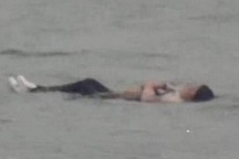 Cô gái nhảy sông tự tử nhưng không chết vì... quá béo