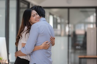 Nghi vợ ngoại tình, tôi lén theo dõi rồi bỏ chạy khi nhìn thấy một người