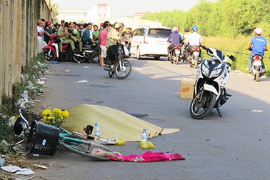 Mâu thuẫn tình cảm, đâm bạn gái rồi đổ xăng tự thiêu