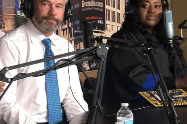 Mỹ: Nữ lái xe Uber được hành khách trả giúp khoản nợ phí đại học