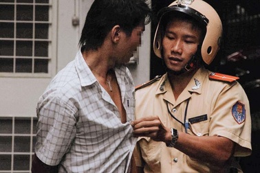 Gặp Đại úy CSGT “nổi tiếng” sau bộ ảnh “cứu sống tên cướp” 11 năm trước