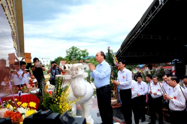 Thủ tướng xúc động thắp hương tưởng nhớ các anh hùng liệt sĩ