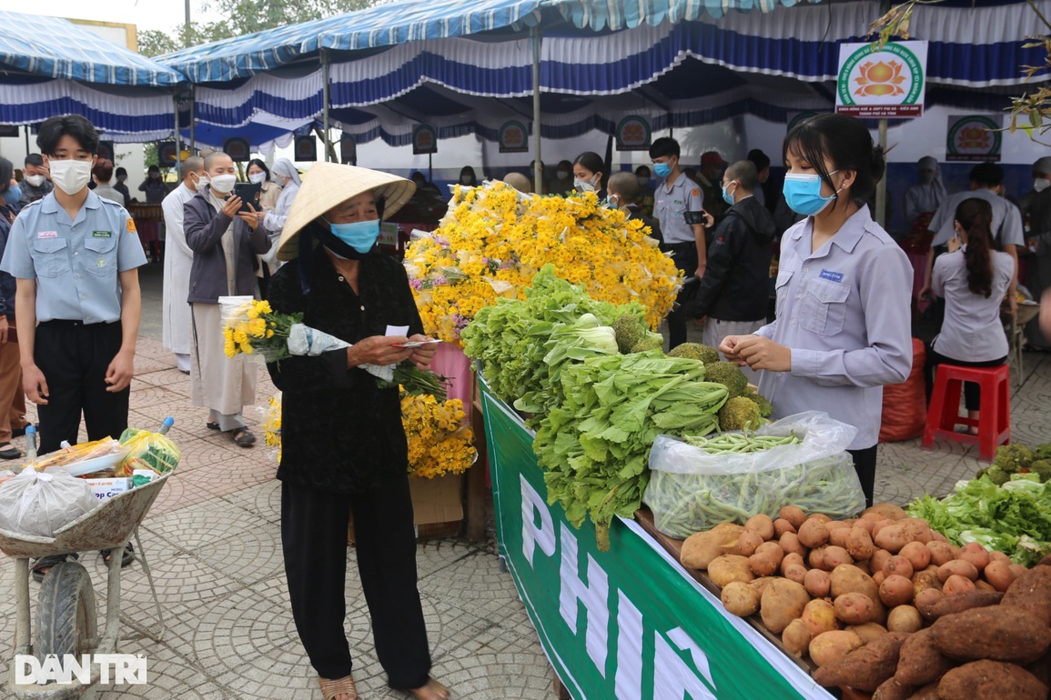 Gần Tết, người khó khăn đi chợ được mua hàng miễn phí, nhận lì xì - 4
