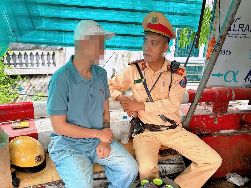 CSGT kịp thời ngăn người đàn ông nhảy cầu Chương Dương - 1 CSGT kịp thời ngăn người đàn ông nhảy cầu Chương Dương