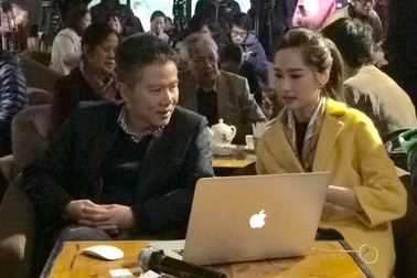 GS Ngô Bảo Châu và Hoa hậu Thu Thảo đấu giá sách “độc” vì trẻ em vùng cao