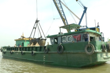 Bắt 5 xà lan khai thác cát trái phép trên sông Đồng Nai