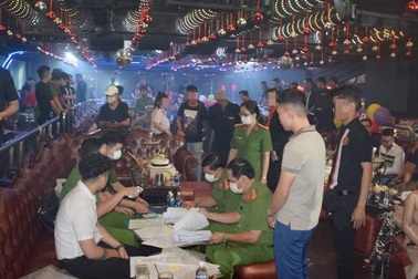 24 dân chơi phê ma túy trong quán bar