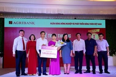 Agribank trao sổ tiết kiệm 01 tỷ đồng cho khách hàng