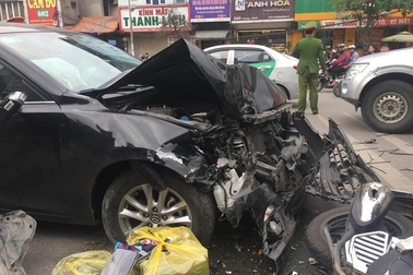 Hà Nội: Xe Mazda gây tai nạn liên hoàn, 3 người bị thương