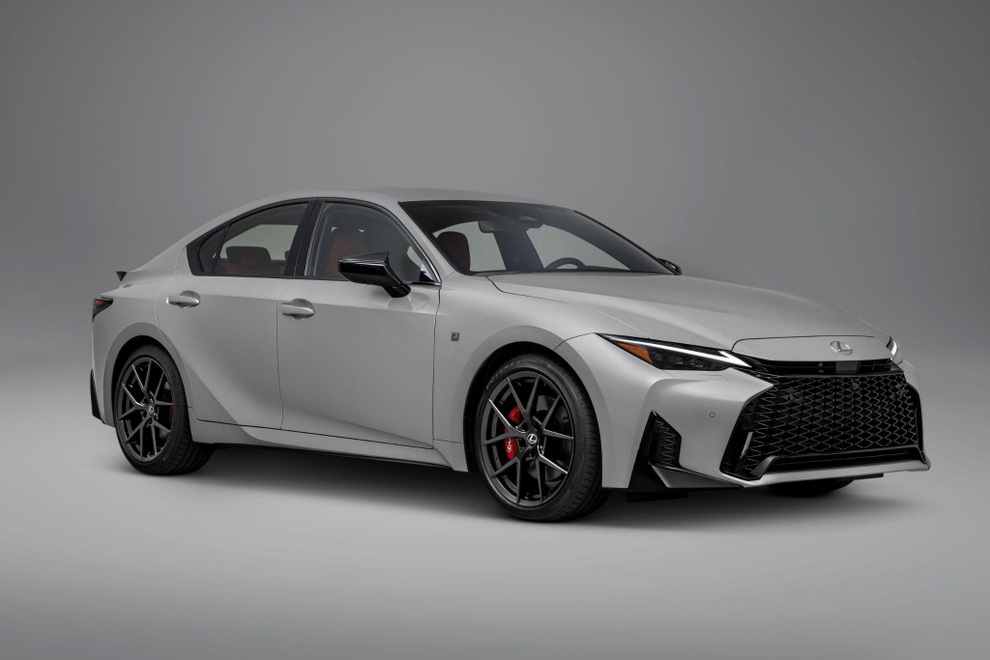 Lexus “vắt kiệt” IS 13 năm tuổi, gây tranh cãi vì ngày càng giống Toyota - 1 Lexus “vắt kiệt” IS 13 năm tuổi, gây tranh cãi vì ngày càng giống Toyota - 1