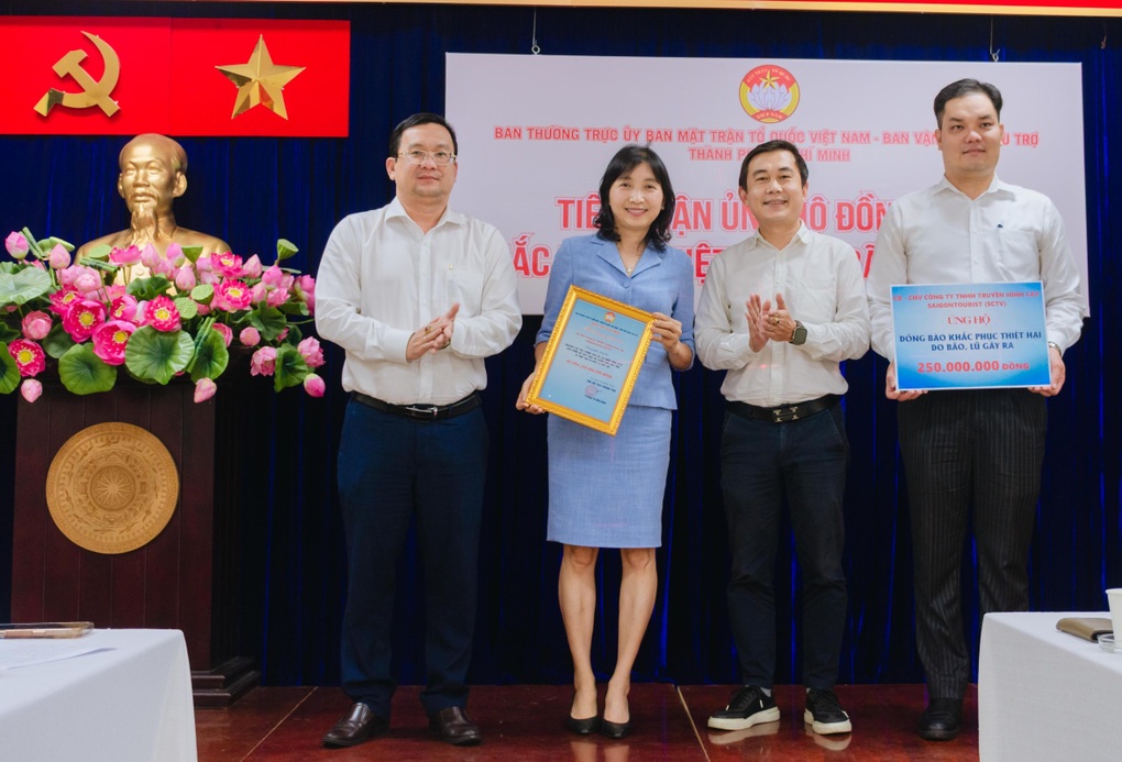 TPHCM tiếp nhận hàng tỷ đồng ủng hộ đồng bào khắc phục thiệt hại do bão lũ - 2 TPHCM tiếp nhận hàng tỷ đồng ủng hộ đồng bào khắc phục thiệt hại do bão lũ - 2