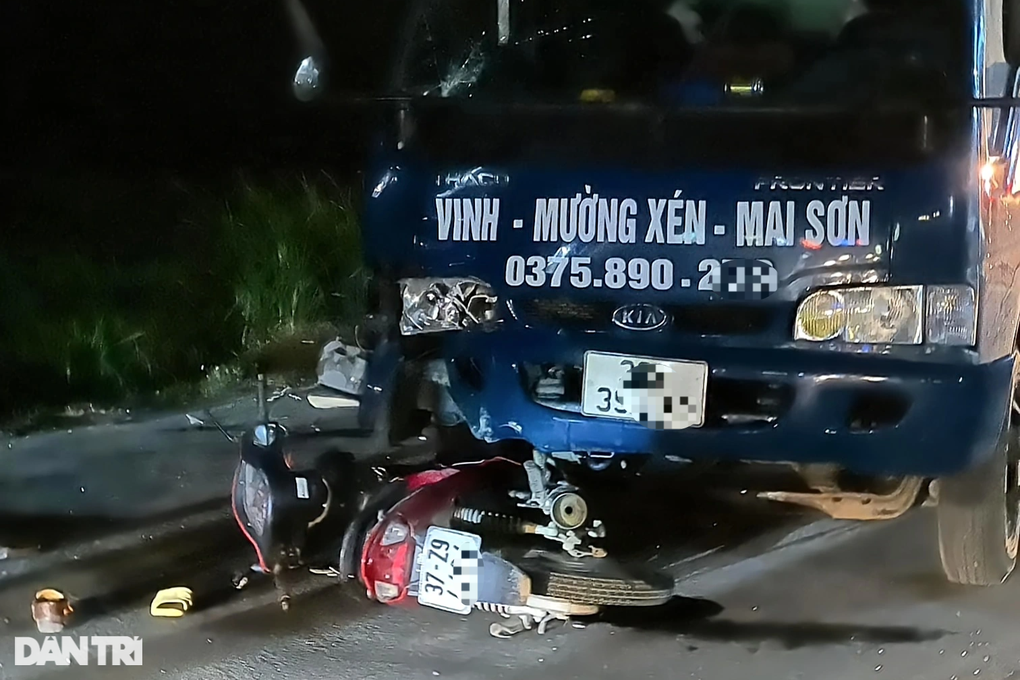 3 người đàn ông đi xe máy thương vong sau khi va chạm với ô tô tải - 1 3 người đàn ông đi xe máy thương vong sau khi va chạm với ô tô tải - 1