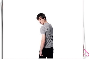 Anh ấy đang lừa dối…