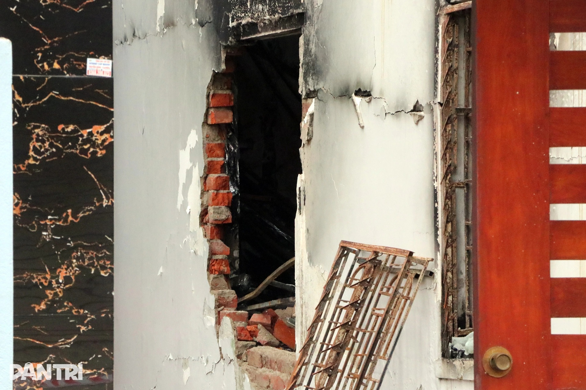 Cháy cửa hàng quần áo: 3 tiếng nổ vang lên, người vợ khản cổ kêu cứu chồng - 4